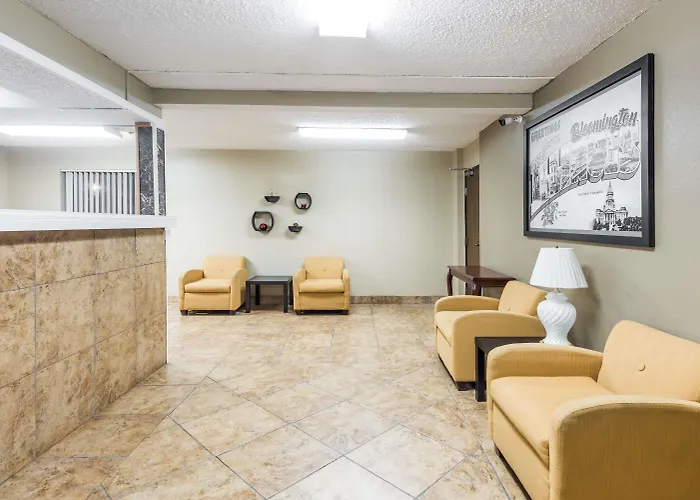 Super 8 By Wyndham Normal Hotel