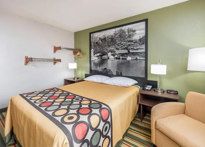 Super 8 By Wyndham Normal Hotel